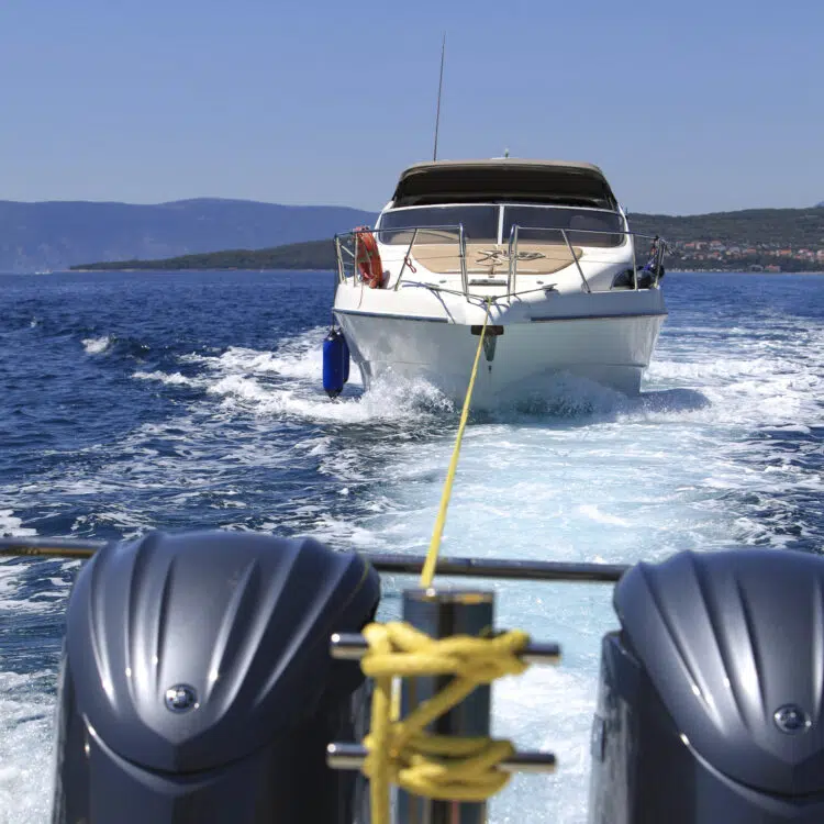 SeaHelp schleppte das Sportboot sicher zu einem Yachtservice in Punat