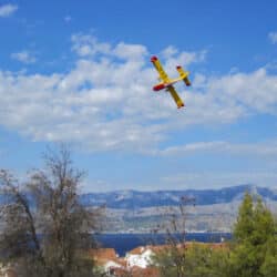 Löschflugzeug in Kroatien im Anflug zum auftanken in der Adria.