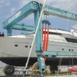 Travellift der Marina Sant’Andrea für den Boot und Yacht Service