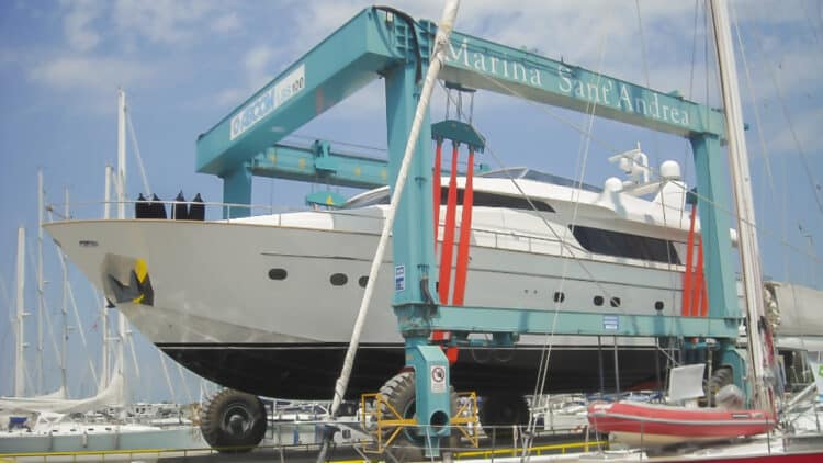 Travellift der Marina Sant’Andrea für den Boot und Yacht Service