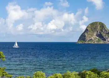Destination for sailing in winter: Martinique - Damond Rock