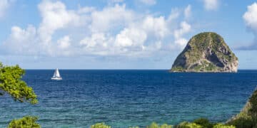 Destination for sailing in winter: Martinique - Damond Rock