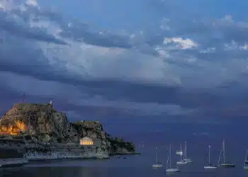Über der Hafenstadt Korfu zieht von Osten her ein Gewitter auf.
