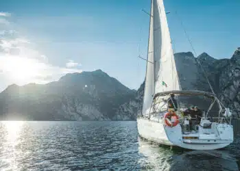 Wasserstand am Gardasee: Segelyacht, Segelboot