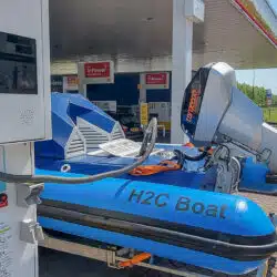 H2C Boat von Torqeedo mit Wasserstoff-Antrieb an der Wasserstoff-Tankstelle