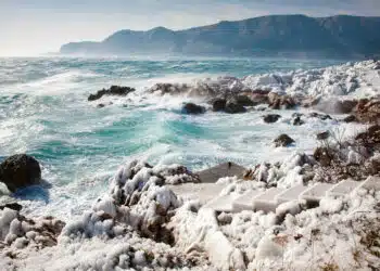 Schnee und Eis bedeckte Küste in Kroatien