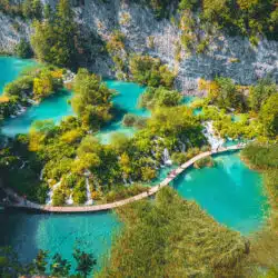 Tourismus Kroatien: Wasserfälle des Nationalparks Plitvicer Seen mit Touristen
