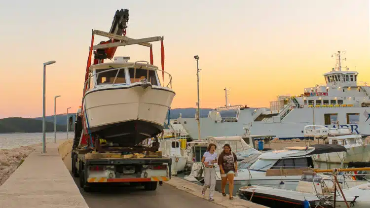 Einwinterung von Boot & Yacht: Kran, Lkw, Trailer