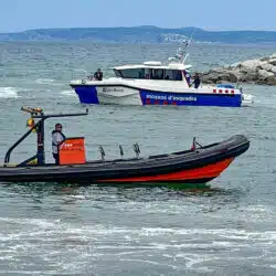 SeaHelp-Einsatz: Wassereinbruch in ein Boot - Polizei Mossos