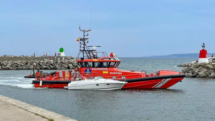 SeaHelp-Einsatz: Wassereinbruch in ein Boot - Salvamentos Maritimos