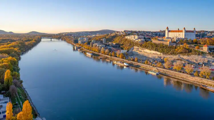 Blick vom Ufo in Bratislava auf die Donau