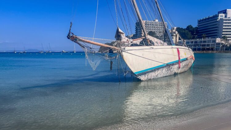 Bergung Segelyacht OWL am Strand von Palmanova / Mallorca
