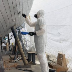 Segelyacht OWL arbeiten in der STP-Werft durch Beschichtungs-Spezialist AkzoNobel