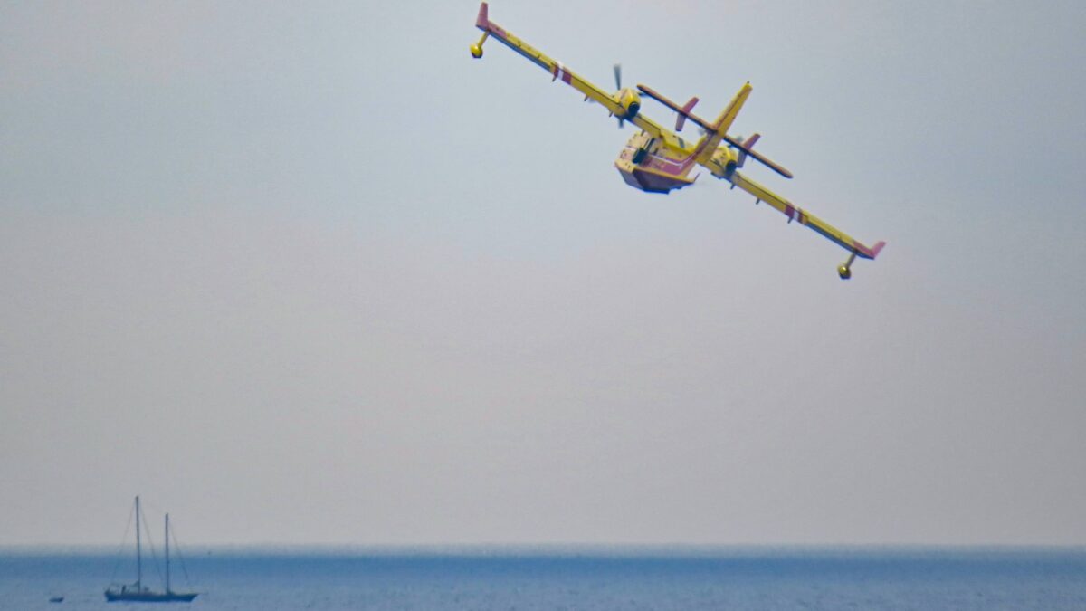 Löschflugzeuge vom Typ Canadair nimmt ihr Wasser unmittelbar auf der Adria auf.