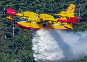 Löschflugzeuge vom Typ Canadair CL-415 versuchen die Brände in Kroatien zu Löschen