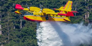 Löschflugzeuge vom Typ Canadair CL-415 versuchen die Brände in Kroatien zu Löschen