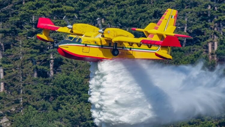 Löschflugzeuge vom Typ Canadair CL-415 versuchen die Brände in Kroatien zu Löschen