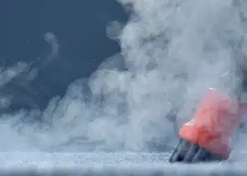 Cleaning a boat and yacht with a steam cleaner